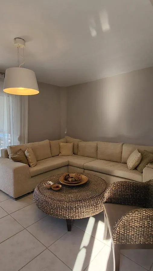 Evita Maisonette, Elegant Beachfront Apt, Polychrono Apartment