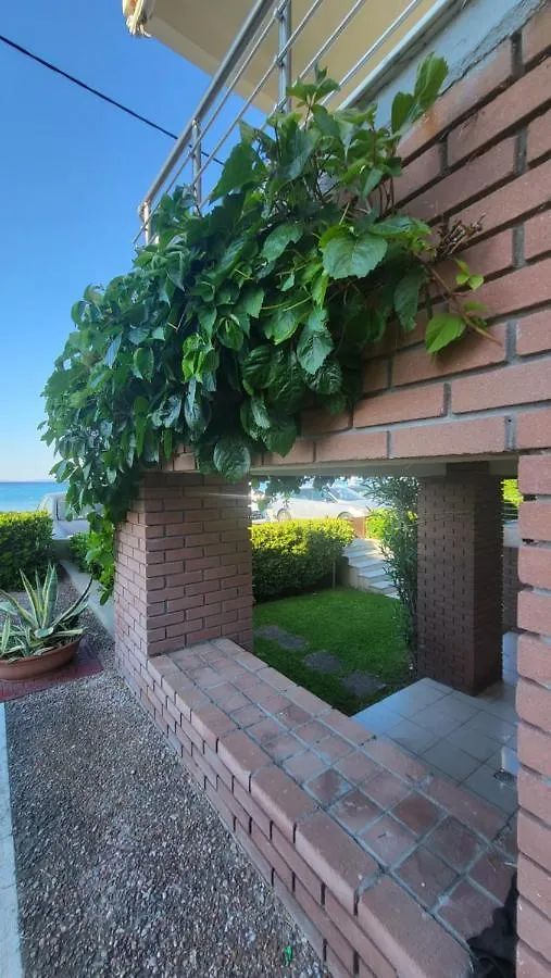 Apartment Evita Maisonette, Elegant Beachfront Apt, Polychrono Greece
