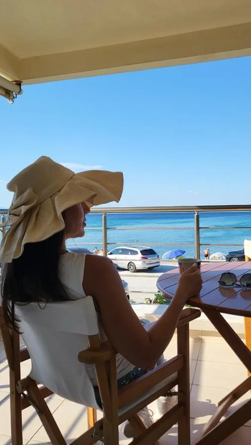 Apartment Evita Maisonette, Elegant Beachfront Apt, Polychrono Greece