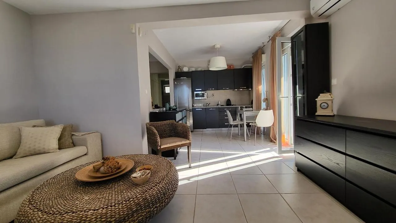 Evita Maisonette, Elegant Beachfront Apt, Polychrono Apartment