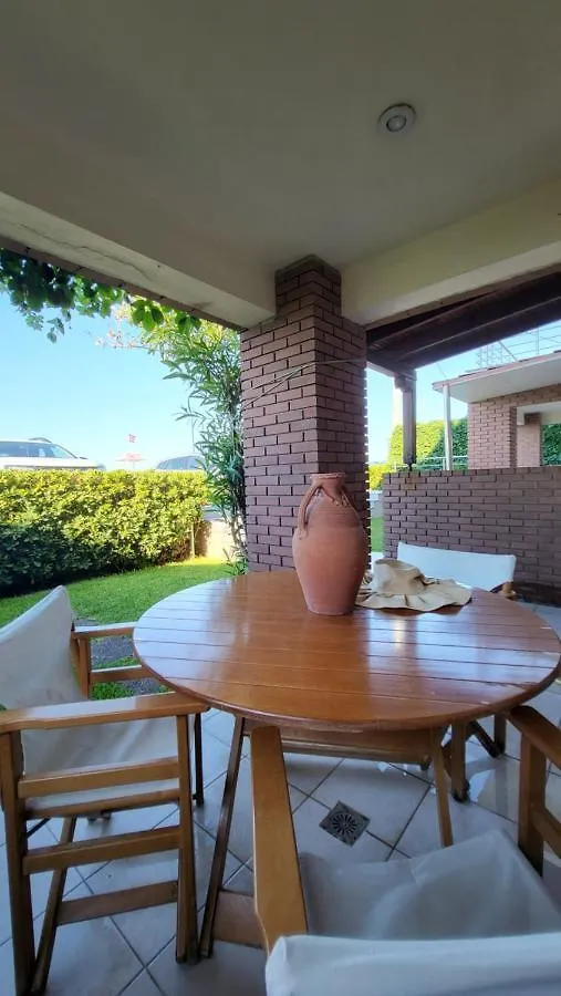 Evita Maisonette, Elegant Beachfront Apt, Polychrono Apartment