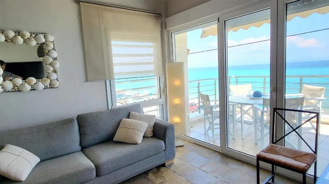 Evita Maisonette, Elegant Beachfront Apt, Polychrono Apartment